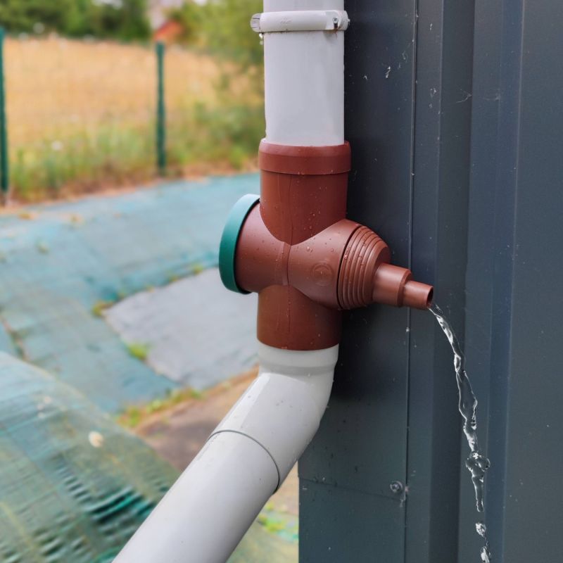 Récupérateur eau de pluie sur une gouttière